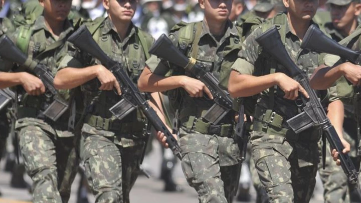 Avanço do autoritarismo no Brasil assanha os militares Avanço do autoritarismo no Brasil assanha os militares