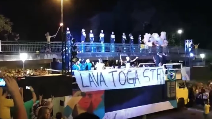 Na véspera do julgamento  do habeas corpus preventivo de Lula, manifestantes favoráveis à prisão queimaram bonecos dos 11 ministros do STF,  em 3 de abril de 2018 em Curitiba. Na véspera do julgamento  do habeas corpus preventivo de Lula, manifestantes favoráveis à prisão queimaram bonecos dos 11 ministros do STF,  em 3 de abril de 2018 em Curitiba.