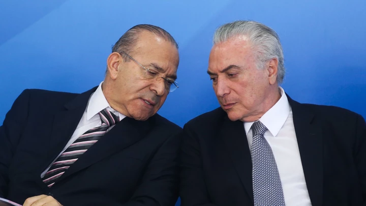Brasília - O ministro da Casa Civil, Eliseu Padilha, e o presidente Michel Temer durante cerimônia de assinatura da medida provisória do Programa de Manutenção e Geração de Empregos (Antonio Cruz/Agência Brasil) Brasília - O ministro da Casa Civil, Eliseu Padilha, e o presidente Michel Temer durante cerimônia de assinatura da medida provisória do Programa de Manutenção e Geração de Empregos (Antonio Cruz/Agência Brasil)
