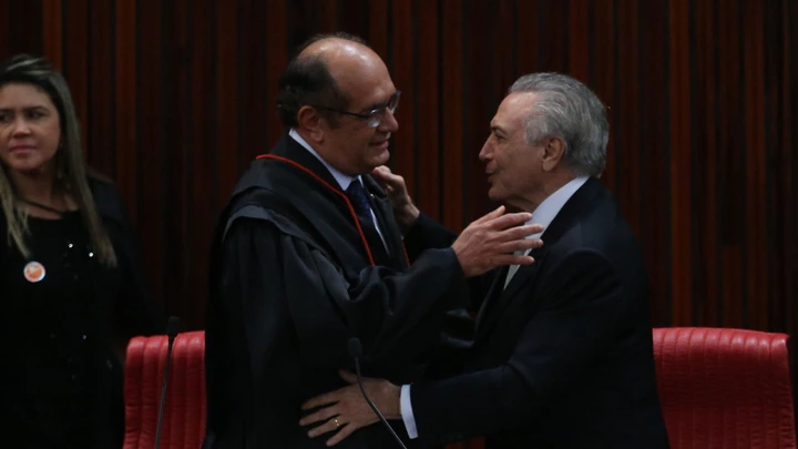 Brasília - O novo presidente do TSE, Gilmar Mendes, e o presidente interino Michel Temer (Fabio Rodrigues Pozzebom/Agência Brasil)