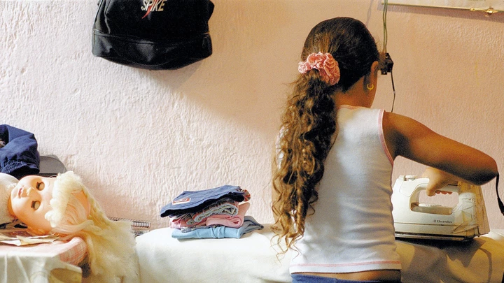 Trabalho infantil: a menina Michelle, 8, passa roupa na casa da avó em favela da zona sul de São Paulo. (São Paulo, SP, 09.04.2003. Foto: Tuca Vieira/Folhapress Trabalho infantil: a menina Michelle, 8, passa roupa na casa da avó em favela da zona sul de São Paulo. (São Paulo, SP, 09.04.2003. Foto: Tuca Vieira/Folhapress