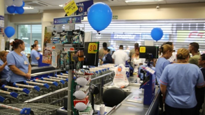 Meses após greve, funcionários do Mundial voltam a cruzar os braços e são demitidos 24h depois Meses após greve, funcionários do Mundial voltam a cruzar os braços e são demitidos 24h depois