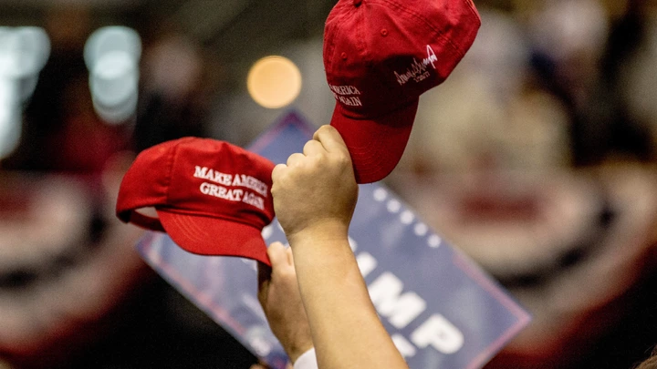 Apoiadores levantam seus chapéus durante um comício do presidente Donald Trump em 15 de março de 2017, em Nashville, Tennessee.