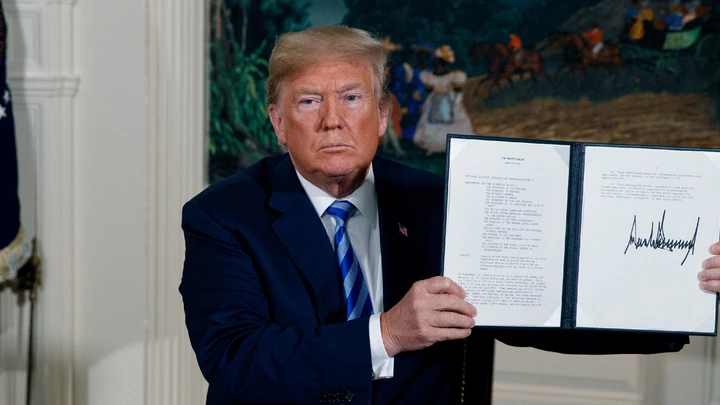 O presidente dos EUA Donald Trump exibe um Decreto Presidencial assinado depois de emitir da Casa Branca uma declaração sobre o acordo nuclear com o Irã, em 8 de maio de 2018. O presidente dos EUA Donald Trump exibe um Decreto Presidencial assinado depois de emitir da Casa Branca uma declaração sobre o acordo nuclear com o Irã, em 8 de maio de 2018.