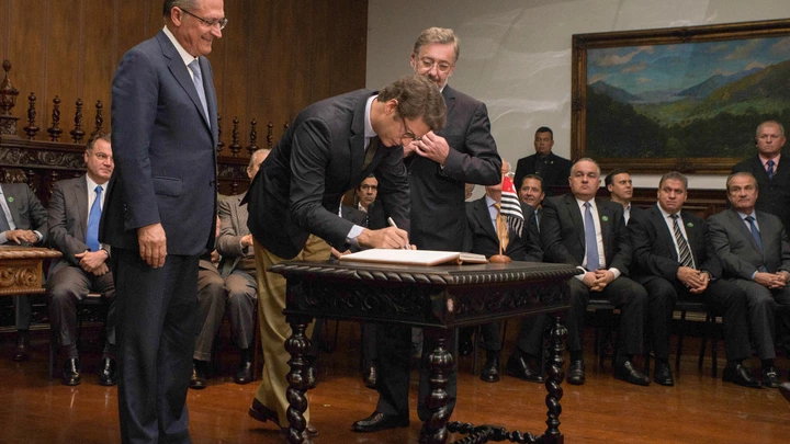 O Governador de São Paulo, Geraldo Alckmin esteve presente na Cerimônia de Posse e Transmissão de Cargo do Secretário de Estado do Meio Ambiente, ao Senhor Ricardo Salles, no Palácio dos Bandeirantes.  Local: São Paulo/SP. Data: 18/07/2016. Foto: Alexandre Carvalho/A2IMG O Governador de São Paulo, Geraldo Alckmin esteve presente na Cerimônia de Posse e Transmissão de Cargo do Secretário de Estado do Meio Ambiente, ao Senhor Ricardo Salles, no Palácio dos Bandeirantes.  Local: São Paulo/SP. Data: 18/07/2016. Foto: Alexandre Carvalho/A2IMG