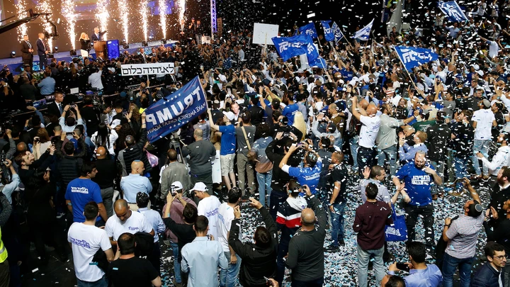Simpatizantes do partido de extrema direita Likud, de Israel, celebraram quando o primeiro-ministro Benjamin Netanyahu declarou sua vitória na noite de terça-feira, em Tel Aviv. Simpatizantes do partido de extrema direita Likud, de Israel, celebraram quando o primeiro-ministro Benjamin Netanyahu declarou sua vitória na noite de terça-feira, em Tel Aviv.