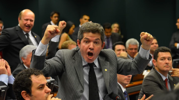 Treta no PSL: Bolsonaro prometeu ordem no Brasil, mas nem militares e PMs seguram o caos do governo