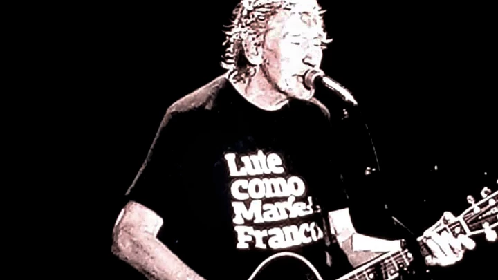 Roger Waters se apresentou no Rio de Janeiro quatro dias antes da eleição presidencial, vestindo uma camiseta com a inscrição "Lute Como Marielle Franco", dade a ele no palco pela viúva de Franco, Mônica Benício