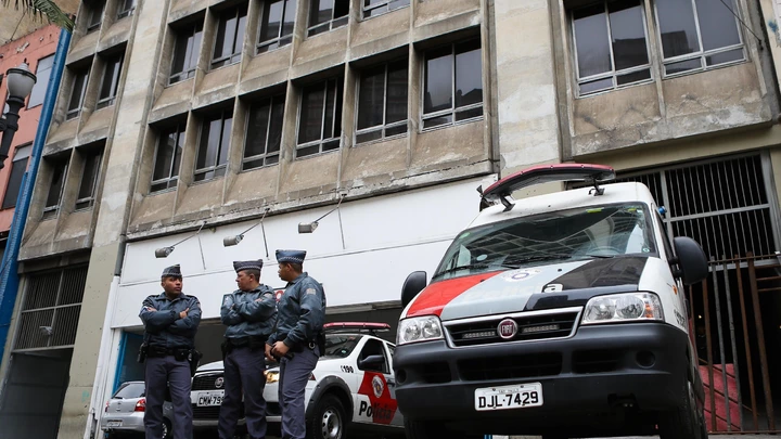 Policiais militares em frente ao prédio onde houve a reintegração de posse e que terminou em violentos protestos e confrontos com sem-teto, na avenida São João, centro de SP. Policiais militares em frente ao prédio onde houve a reintegração de posse e que terminou em violentos protestos e confrontos com sem-teto, na avenida São João, centro de SP.