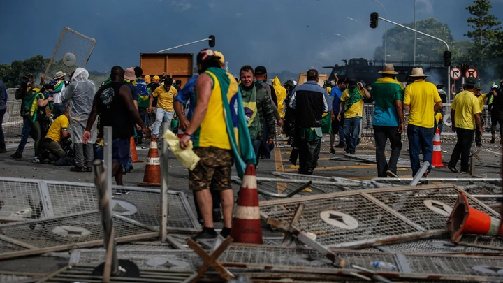 Vândalos golpistas invadem a praça dos Três Poderes e depredam os prédios.  Vândalos golpistas invadem a praça dos Três Poderes e depredam os prédios.