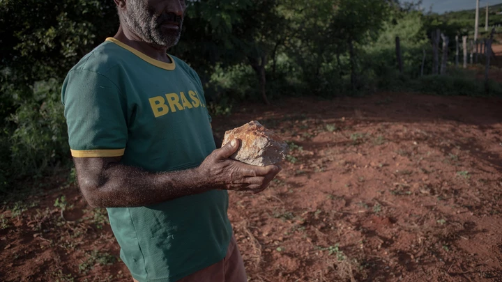Foto de morador de Caetité, na Bahia, mostrando pedra que voou das explosões da obra da Ferrovia de Integração Oeste-Leste.
