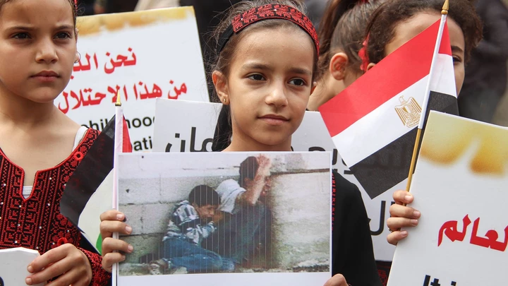 Crianças palestinas participam de protesto contra o cerco israelita à Faixa de Gaza, no Dia da Criança Árabe, em frente à sede do Programa das Nações Unidas para o Desenvolvimento (PNUD).