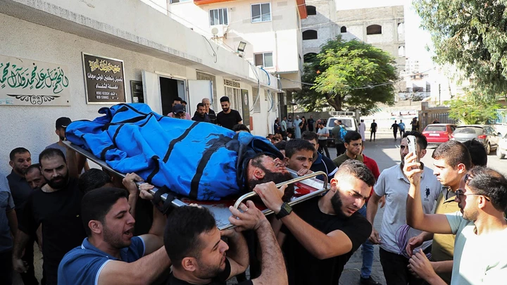 Palestinos transportam corpos dos mortos por soldados de Israel para o Complexo Médico Shifa, em Gaza. Palestinos transportam corpos dos mortos por soldados de Israel para o Complexo Médico Shifa, em Gaza.
