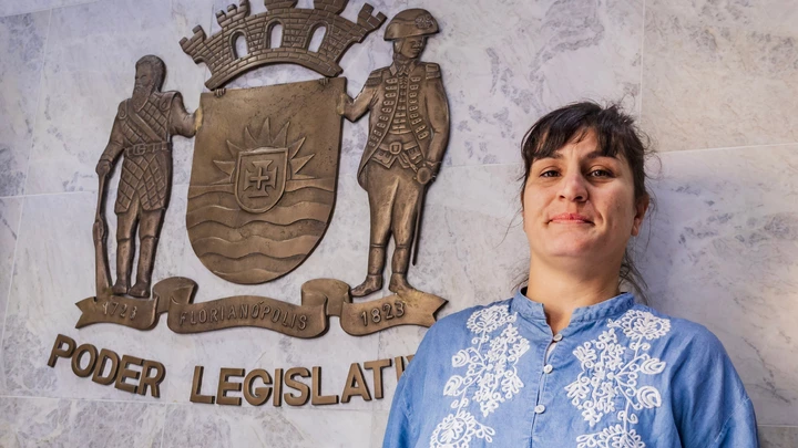 Professora é perseguida por apoiar inclusão de aluna trans em escola pública de Florianópolis Professora é perseguida por apoiar inclusão de aluna trans em escola pública de Florianópolis