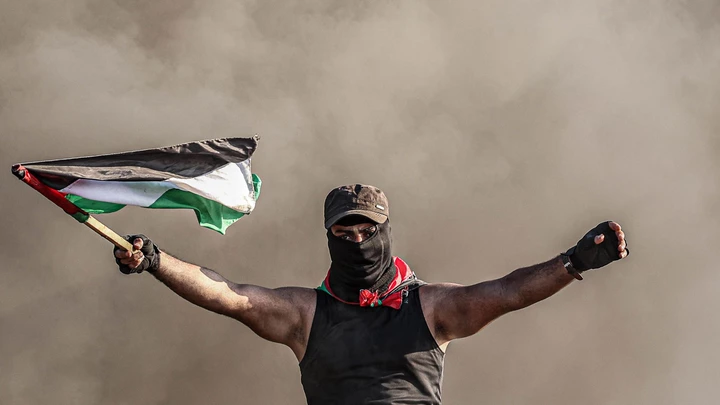 Manifestantes palestinos queimam pneus durante um protesto contra repetidos ataques nos pátios da Mesquita de Al-Aqsa, perto da cerca com Israel, a leste da Cidade de Gaza. Manifestantes palestinos queimam pneus durante um protesto contra repetidos ataques nos pátios da Mesquita de Al-Aqsa, perto da cerca com Israel, a leste da Cidade de Gaza.