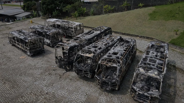 Carcaças de ônibus queimados na zona oeste do Rio de Janeiro. Os coletivos foram incendiados por milicianos após a morte do número dois do comando da milícia. Em toda a zona oeste foram 35 ônibus totalmente destruídos, uma estação do BRT e um trem.