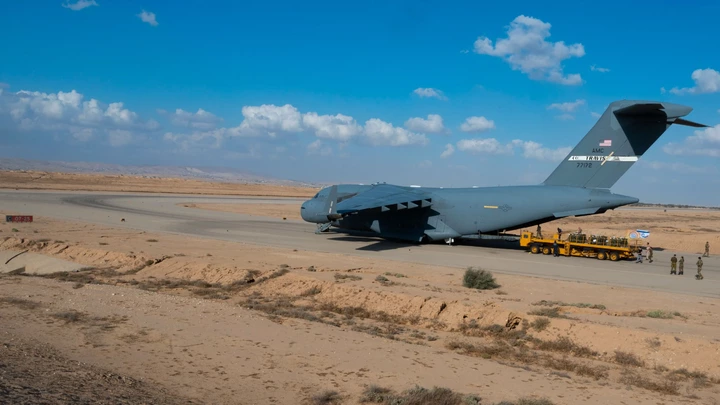Aviadores da Força Aérea dos Estados Unidos entregam carregamento aos militares israelenses em 15 de outubro de 2023.