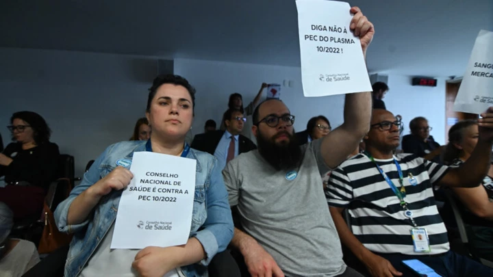 Manifestantes exibem papéis com palavras contrárias à aprovação da PEC do Plasma.