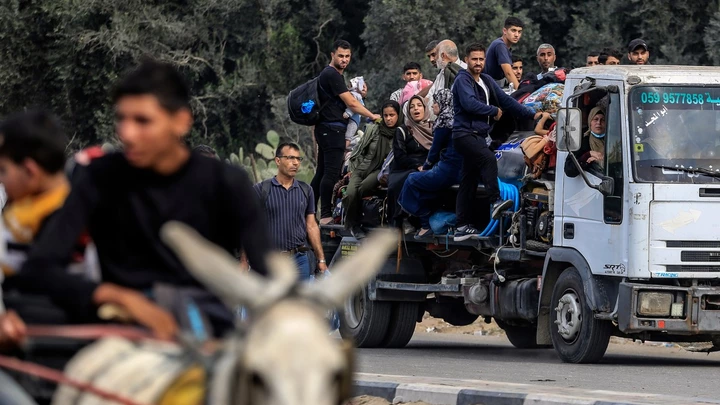 Palestinos fogem da cidade de Gaza para as áreas ao sul, em meio ao contínuo bombardeio de Israel sobre a região, em 11 de novembro de 2023.