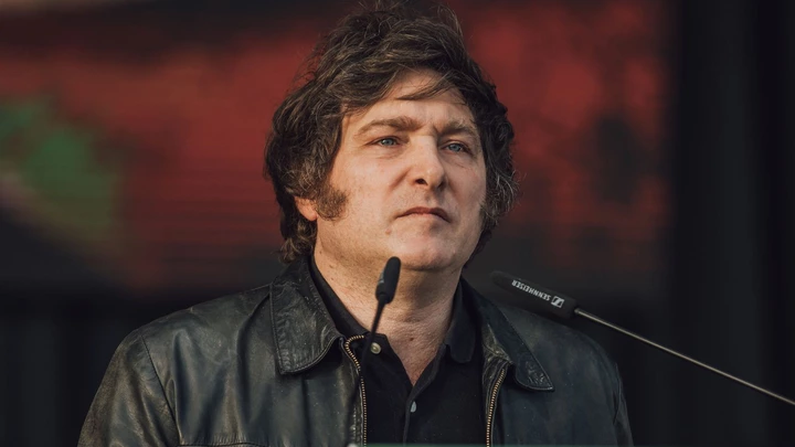 Eleições na Argentina repetem roteiro da extrema direita visto em todo mundo, com algumas peculiaridades: ao contrário de seus semelhantes, por exemplo, Javier Milei Ao contrário de seus equivalentes de extrema direita, Javier Milei vai contra o patriotismo exacerbado, figura carimbada do peronismo. Eleições na Argentina repetem roteiro da extrema direita visto em todo mundo, com algumas peculiaridades: ao contrário de seus semelhantes, por exemplo, Javier Milei Ao contrário de seus equivalentes de extrema direita, Javier Milei vai contra o patriotismo exacerbado, figura carimbada do peronismo.