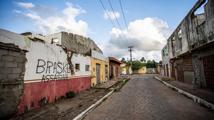 Braskem causou afundamento de terras em Pinheiro e quatro outros bairros de Maceió. Braskem causou afundamento de terras em Pinheiro e quatro outros bairros de Maceió.