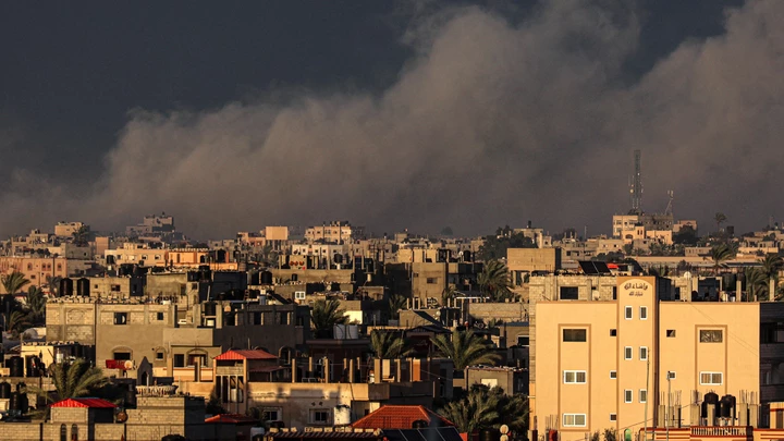 Uma foto tirada de Rafah, Gaza, mostra fumaça sobre Khan Yunis na faixa do sul de Gaza durante o bombardeio israelense em 11 de janeiro de 2024.