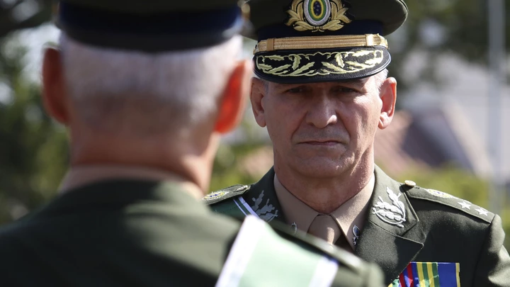 Único militar a comandar um ministério do governo Lula, o atual ministro do GSI, o general Marcos Antônio Amaro, nunca escondeu a sua visão militarizada da inteligência de estado.