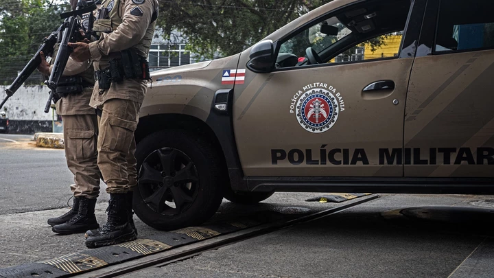 Policiais militares são investigados por torturar indígenas e favorecer fazendeiros na Bahia. Policiais militares são investigados por torturar indígenas e favorecer fazendeiros na Bahia.