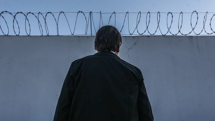 Ex-presidente Jair Bolsonaro, de costas, olha para muro com arame farpado na parte de cima. Foto: Gabriela Biló/Folhapress Ex-presidente Jair Bolsonaro, de costas, olha para muro com arame farpado na parte de cima. Foto: Gabriela Biló/Folhapress