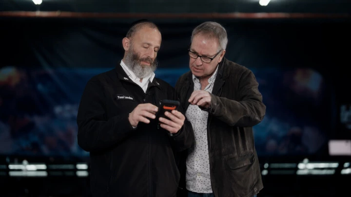 O jornalista Richard Sanders dirigiu o documentário ‘7 de outubro’. Para ele, histórias contadas por Israel são aceitas sem análise crítica. O jornalista Richard Sanders dirigiu o documentário ‘7 de outubro’. Para ele, histórias contadas por Israel são aceitas sem análise crítica.