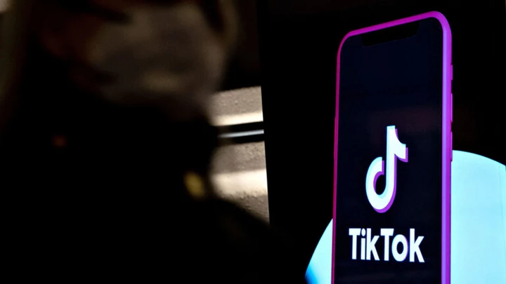 Anúncio do aplicativo TikTok em uma estação de metrô em Washigton.