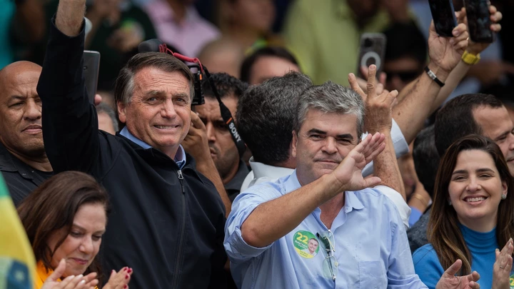 Jair Bolsonaro e o deputado Gutemberg Reis foram indiciados, juntos, pela PF pelo caso da fraude no cartão de vacinação. Jair Bolsonaro e o deputado Gutemberg Reis foram indiciados, juntos, pela PF pelo caso da fraude no cartão de vacinação.