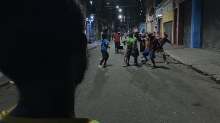 VÍDEO: Perseguido por vereador bolsonarista, futebol é meio de dignidade na Cracolândia de São Paulo