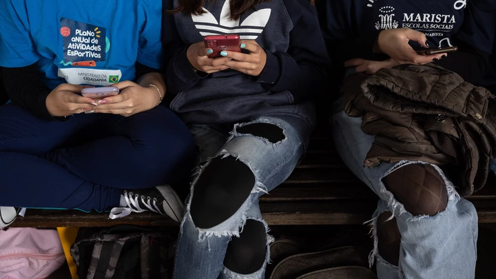 Adolescentes utilizam celular em escola estadual no Paraná. Foto: Mathilde Missioneiro/Folhapress Adolescentes utilizam celular em escola estadual no Paraná. Foto: Mathilde Missioneiro/Folhapress