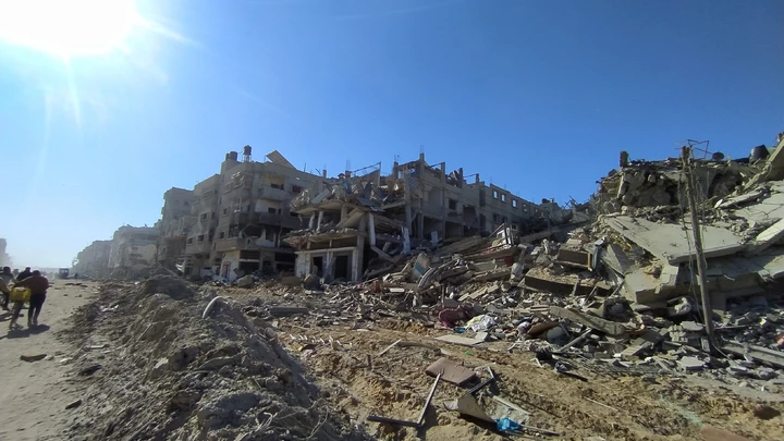 Palestinos se deslocam de Khan Yunis, Gaza, em meio aos escombros deixados pelo exército de Israel. Palestinos se deslocam de Khan Yunis, Gaza, em meio aos escombros deixados pelo exército de Israel.