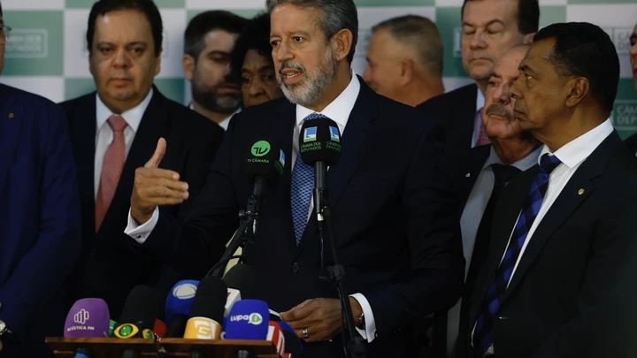 O presidente da Câmara dos Deputados, Arthur Lira, durante pronunciamento à imprensa sobre o trâmite do PL do Estupro. Foto: Pedro Ladeira/Folhapress. O presidente da Câmara dos Deputados, Arthur Lira, durante pronunciamento à imprensa sobre o trâmite do PL do Estupro. Foto: Pedro Ladeira/Folhapress.