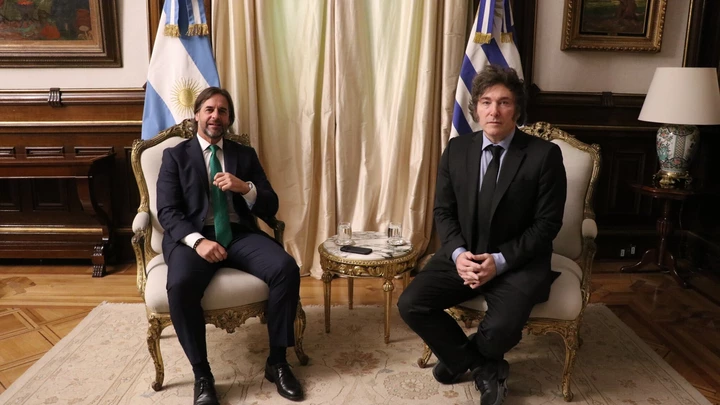 O presidente uruguaio Luis Alberto Lacalle Pou ao lado de Javier Milei, presidente da Argentina. Foto: Oficina del Presidente O presidente uruguaio Luis Alberto Lacalle Pou ao lado de Javier Milei, presidente da Argentina. Foto: Oficina del Presidente
