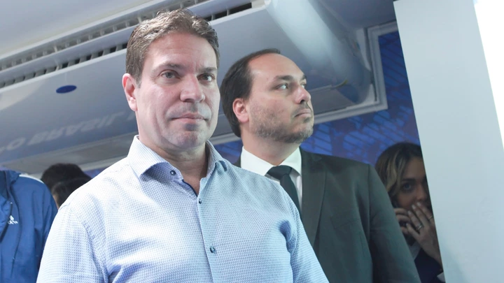 Alexandre Ramagem (PL), ex-presidente da Abin, e Carlos Bolsonaro. Foto: Onofre Veras/Thenews2/Folhapress. Alexandre Ramagem (PL), ex-presidente da Abin, e Carlos Bolsonaro. Foto: Onofre Veras/Thenews2/Folhapress.