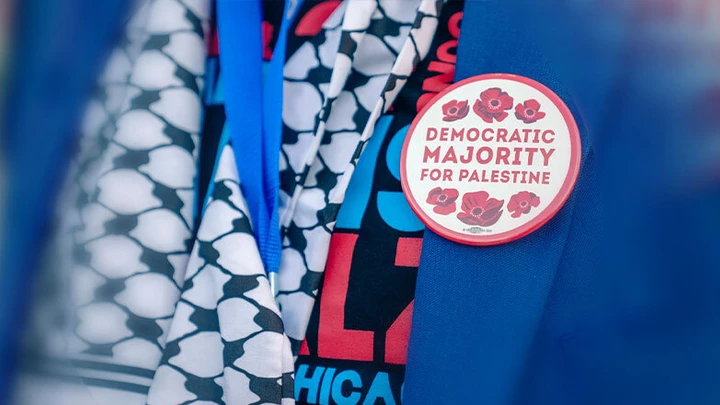 Manifestante usa broche com os dizeres "Maioria Democrata pela Palestina" na convenção do Partido Democrata dos EUA, em 22/08/2004, em Chicago. Manifestante usa broche com os dizeres "Maioria Democrata pela Palestina" na convenção do Partido Democrata dos EUA, em 22/08/2004, em Chicago.