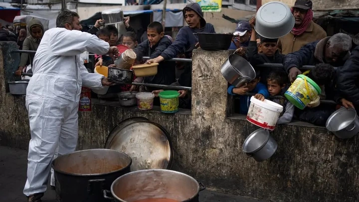 Pessoas em Gaza buscam alimentos. Pessoas em Gaza buscam alimentos.
