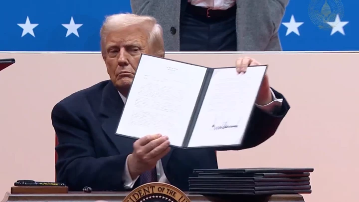 Trump editou vários decretos que atingem minorias, em especial imigrantes. Trump editou vários decretos que atingem minorias, em especial imigrantes.