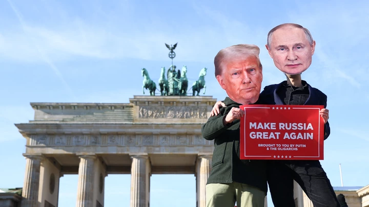 Pessoas usam máscaras de Trump e Putin durante ato em frente ao Portão de Brandemburgo, em Berlim, na Alemanha (Foto: Lisi Niesner/Reuters) Pessoas usam máscaras de Trump e Putin durante ato em frente ao Portão de Brandemburgo, em Berlim, na Alemanha (Foto: Lisi Niesner/Reuters)