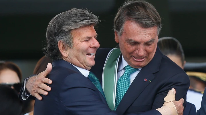 Fux e Bolsonaro se abraçam durante cerimônia para o Dia do Exército, em Brasília, no dia 19 de abril de 2022 (Foto: Gabriela Biló/Folhapress) Fux e Bolsonaro se abraçam durante cerimônia para o Dia do Exército, em Brasília, no dia 19 de abril de 2022 (Foto: Gabriela Biló/Folhapress)