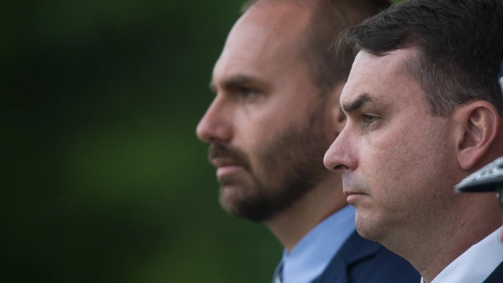 Pagos com dinheiro público, deputado Eduardo e senador Flávio Bolsonaro seguem atacando a soberania do Brasil sem qualquer punição (Foto: Zanone Fraissat/Folhapress) Pagos com dinheiro público, deputado Eduardo e senador Flávio Bolsonaro seguem atacando a soberania do Brasil sem qualquer punição (Foto: Zanone Fraissat/Folhapress)