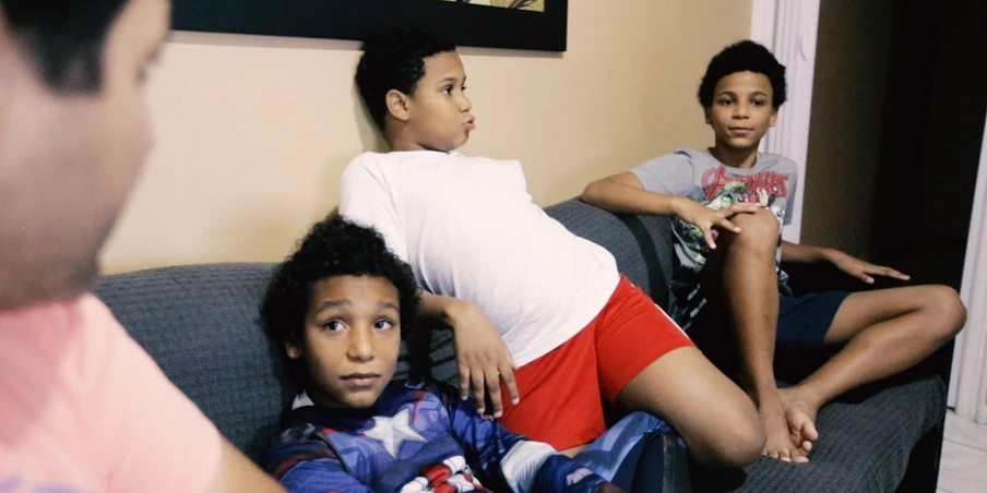 Casal homoafetivo planejava adotar uma criança, mas acaba optando por três Casal homoafetivo planejava adotar uma criança, mas acaba optando por três
