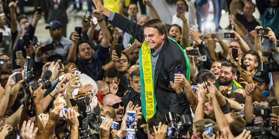 ***A ARQUIVO*** CURITIBA, PR, 28.03.2018: JAIR-BOLSONARO - O deputado Jair Bolsonaro (PSL), pré-candidato à Presidência da República, é recebido por apoiadores no aeroporto Afonso Pena, em Curitiba (PR), nesta quarta. (Foto: Danilo Verpa/Folhapress)