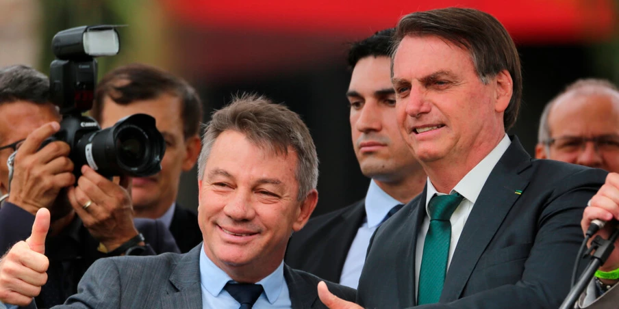 Antonio Denarium, governador de Roraima, e Jair Bolsonaro: estratégia que transformou folhetos de ofertas em santinhos eleitorais turbinou o número 17, do PSL, antes do segundo turno em 2018.