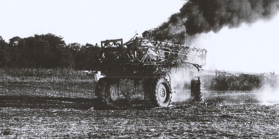 O trator despejou agrotóxico para destruir a lavoura dos agricultores. Terminou em chamas. O trator despejou agrotóxico para destruir a lavoura dos agricultores. Terminou em chamas.