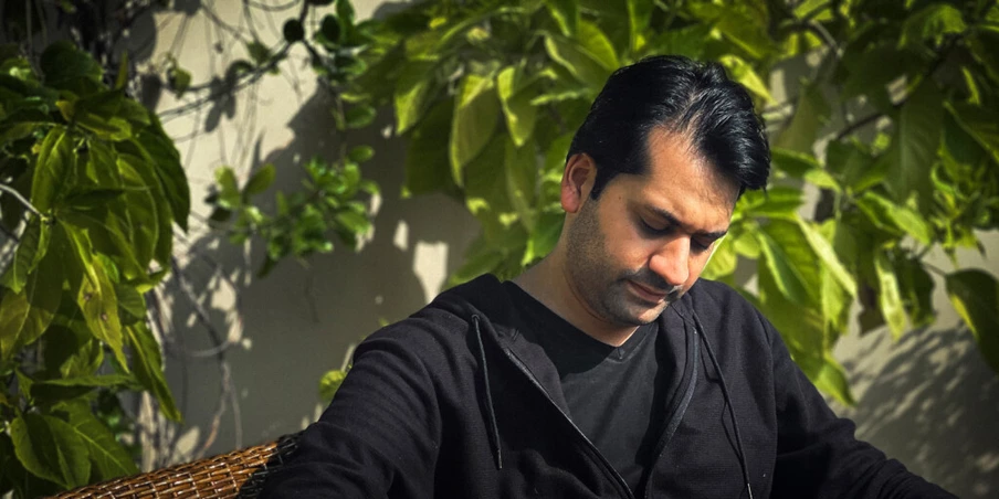 Aswad Khan fotografado em sua casa em Karachi, no Paquistão, em 27 de novembro de 2021. Aswad Khan fotografado em sua casa em Karachi, no Paquistão, em 27 de novembro de 2021.