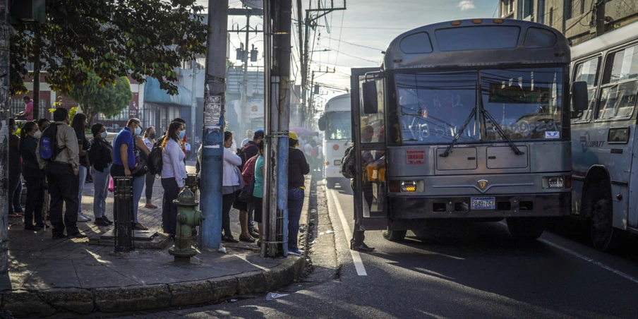 Passageiros fazem fila para embarcar em um ônibus em San Salvador, em 19 de julho de 2022. A aposta de El Salvador no bitcoin está exacerbando a crise da dívida do país.